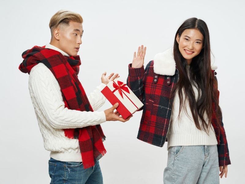 Các Món Quà Không Nên Tặng Người Yêu: Tránh Sai Lầm Tình Cảm