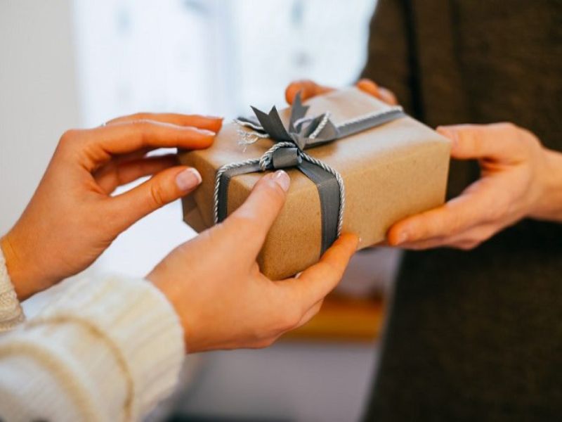Khi Nào Nên Tặng Quà Lưu Niệm Cho Bạn Bè?
