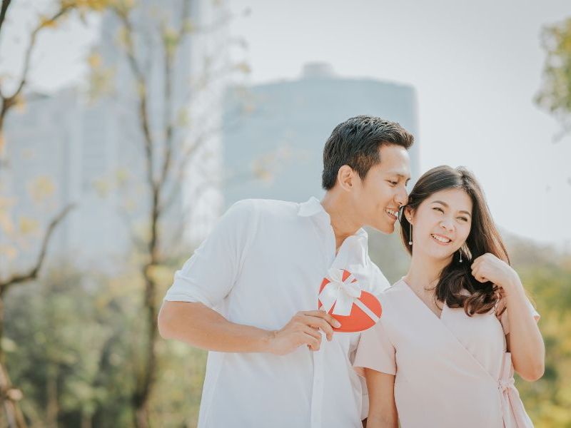 Tại sao cần biết cách nhắc khéo người yêu tặng quà?