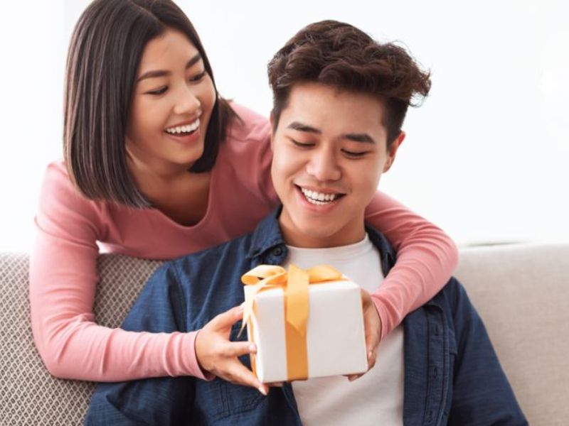 Có Nên Tặng Quà Cho Người Yêu? Lý Do Và Ý Nghĩa