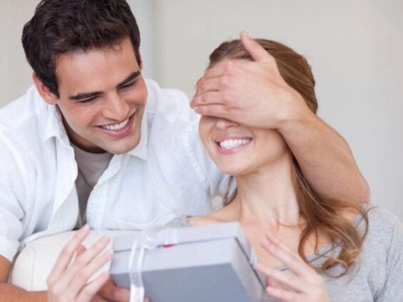 Tiêu đề Có Nên Tặng Quà Cho Người Yêu: Bí Quyết Thể Hiện Tình Cảm