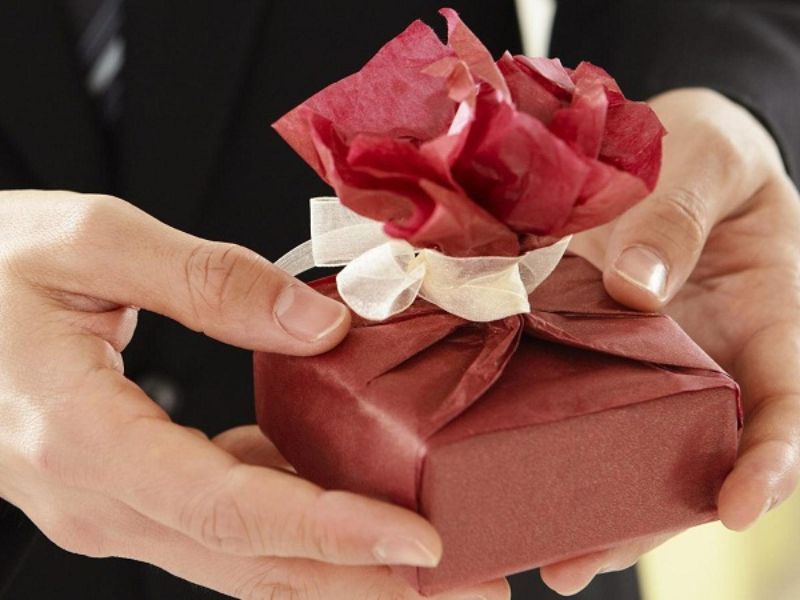 Những điều cấm kỵ khi tặng quà cho người yêu