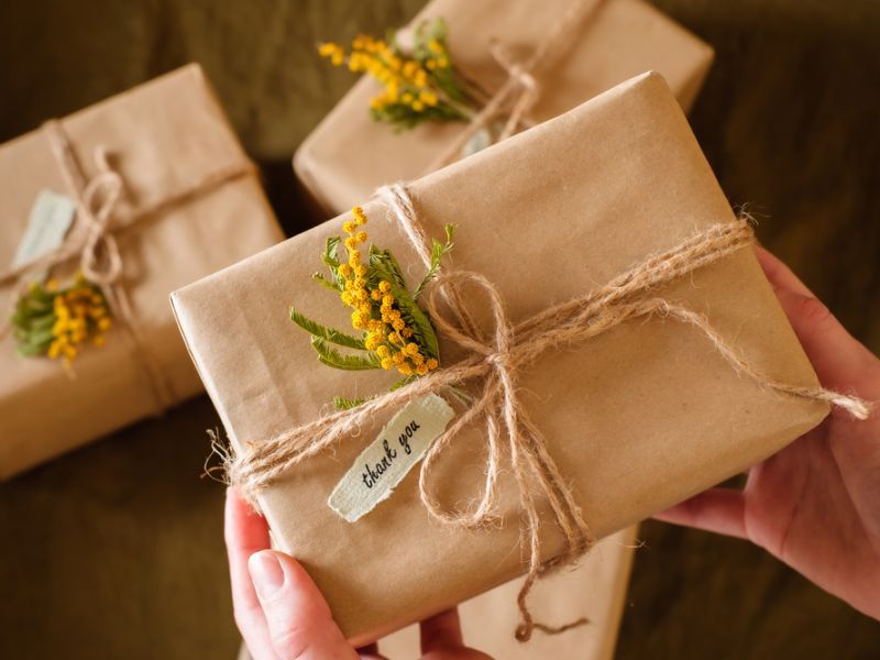 Tặng Quà Gì Cho Người Yêu Khi Đi Xa: Ý Tưởng Lãng Mạn