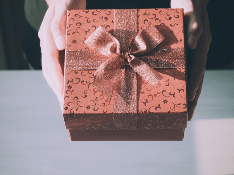 Gợi Ý Những Món Quà Chia Tay Ý Nghĩa
