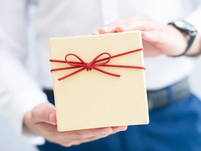 Cách Tặng Quà Cuối Năm Ý Nghĩa Và Tinh Tế Cho Người Thân Yêu