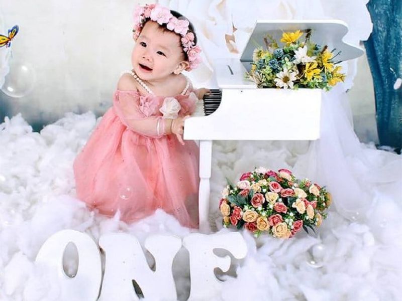 Vì sao nên chọn kỹ quà tặng thôi nôi bé gái?