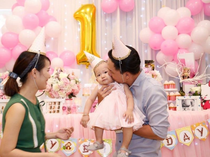 Các loại quà tặng thôi nôi bé gái phổ biến hiện nay