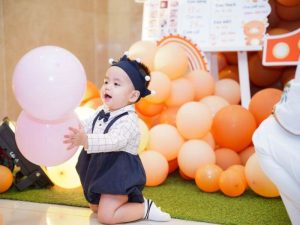 Những tiêu chí khi chọn quà tặng thôi nôi bé trai