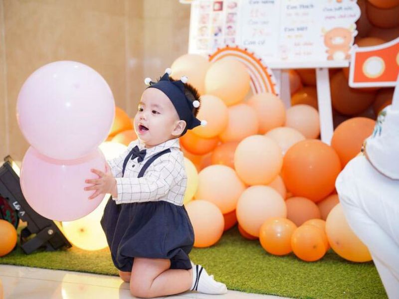 Những tiêu chí khi chọn quà tặng thôi nôi bé trai