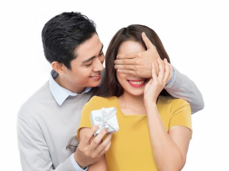 Các Câu Nói Đùa Khi Chồng Mua Quà Tặng Vợ Khiến Nàng Cười Ngả Nghiêng