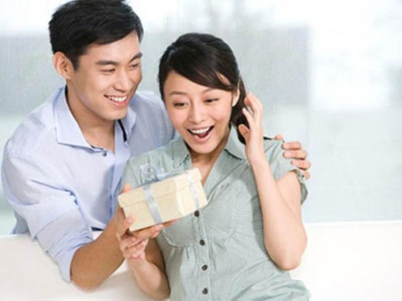 Các Câu Nói Đùa Khi Chồng Mua Quà Tặng Vợ Phổ Biến Và Dễ Gây Cười