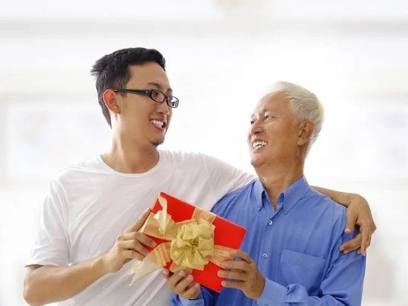 Gợi Ý Mua Quà Tặng Bố Vợ Ý Nghĩa Và Chuẩn Mực Đàn Ông
