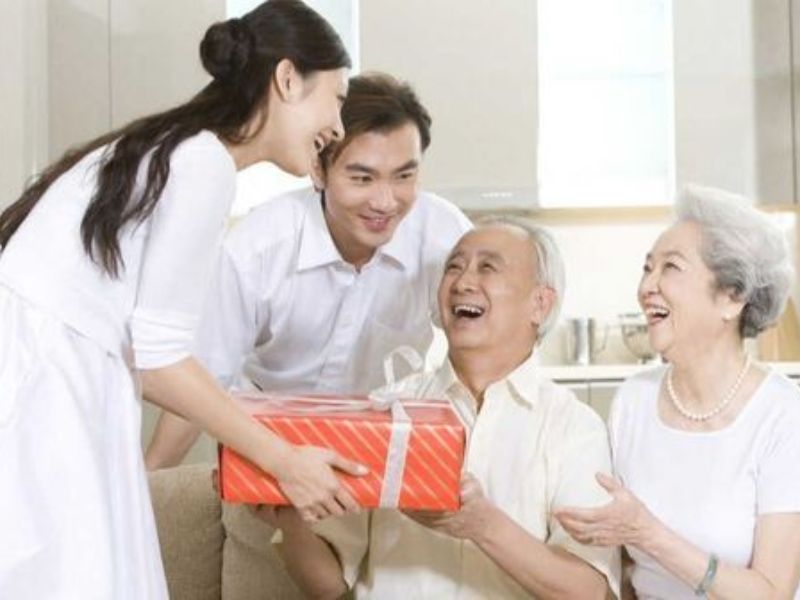 Mua Quà Tặng Bố Vợ Theo Dịp Cụ Thể