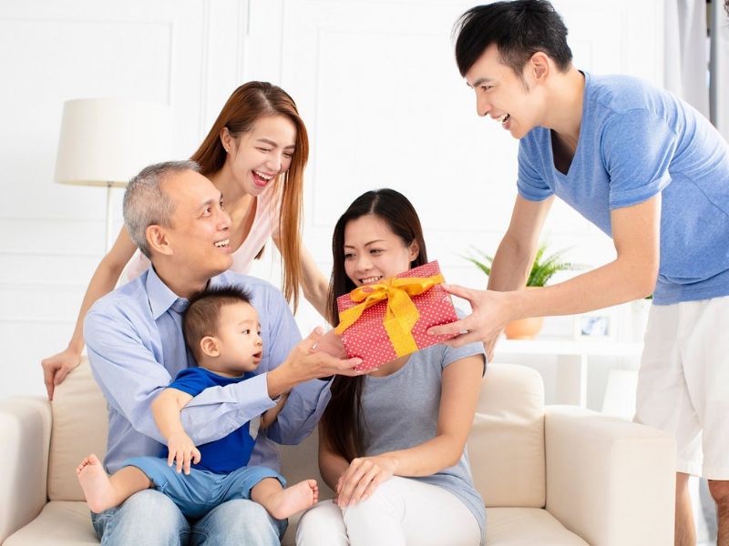 Những Điều Cần Lưu Ý Khi Mua Quà Tặng Bố Vợ