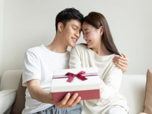 Mẹo Mua Quà Tặng Vợ Khi Không Biết Nên Chọn Gì