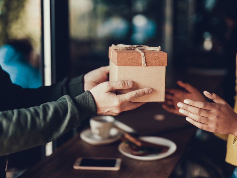 Quà Tặng Mang Giá Trị Tinh Thần Người Già Luôn Trân Trọng