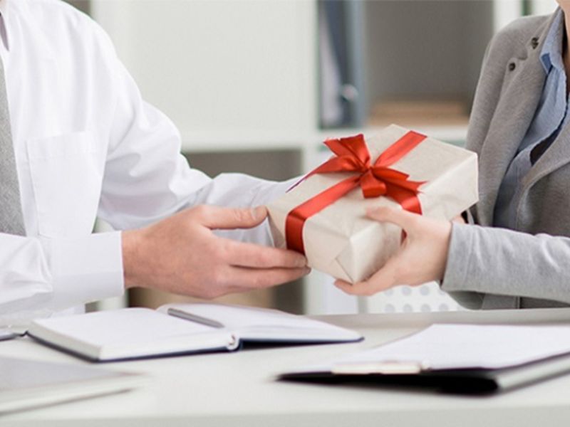 Câu Hỏi Thường Gặp Về Quà Tặng Doanh Nhân