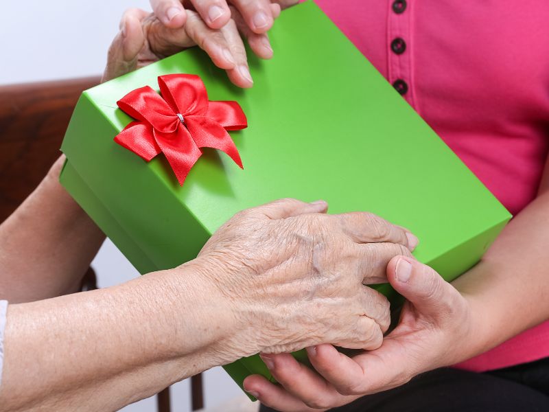 Lưu Ý Khi Chọn Quà Tặng Người Già