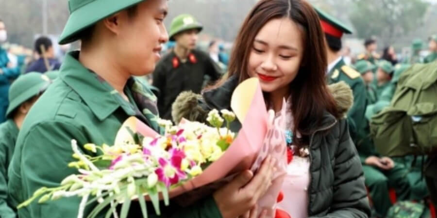 nên tặng quà gì cho người yêu là bộ đội