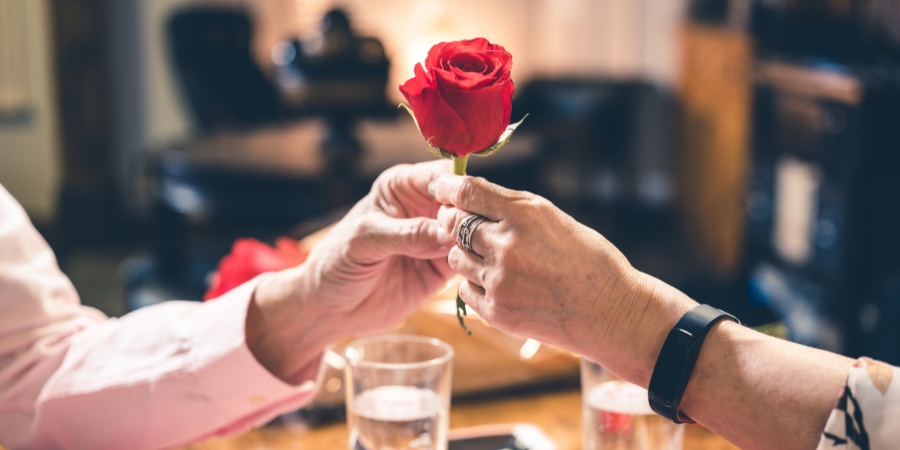valentine ai tặng quà cho ai